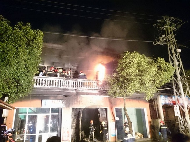 3 người thoát chết trong căn nhà cháy