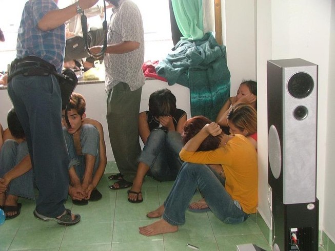 Bắt tạm giam 'chủ tiệc' đãi bạn ma túy đá