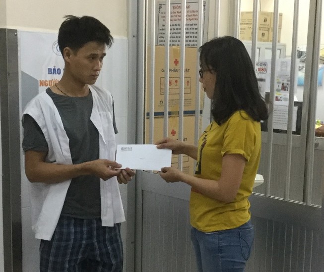 Hỗ trợ tiếp hơn 10 triệu đồng giúp anh Thanh ghép da