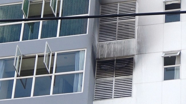 Cháy ở lầu 7 của cao ốc, cư dân hốt hoảng bỏ chạy