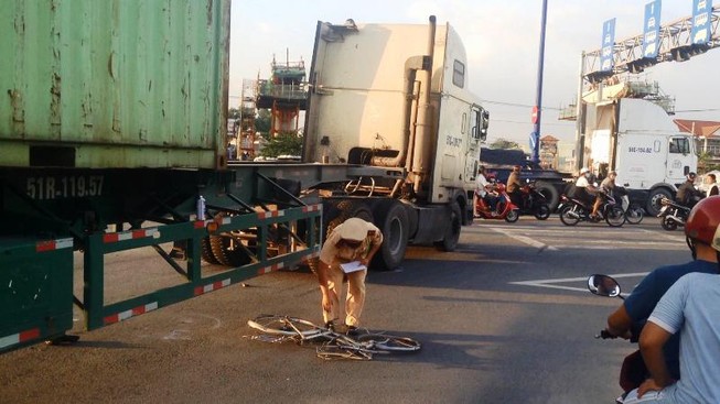 Nữ công nhân may mắn thoát chết sau va chạm với xe container