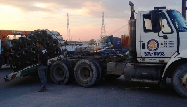 Xe container chở cọc bê tông nghiêng, xa lộ Hà Nội kẹt cứng