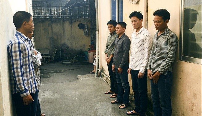 Chơi 'bài cào' 1 tiếng trong tiệm cà phê, 7 'con bạc' bị bắt