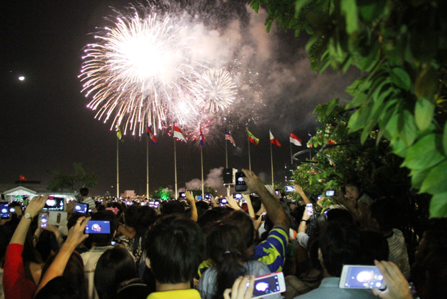 Lung linh pháo hoa chào năm mới Bính Thân