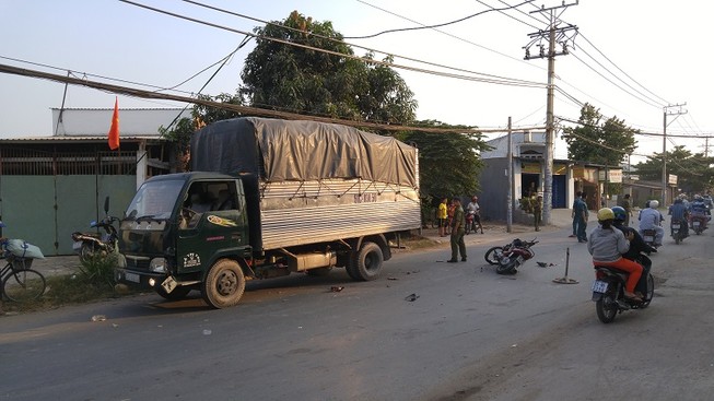 Không đội mũ bảo hiểm, nam thanh niên trọng thương khi 'đấu đầu' xe tải