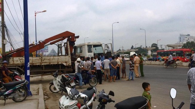 Vừa đổ xăng ra, người phụ nữ bị xe tải cán qua chân bất tỉnh