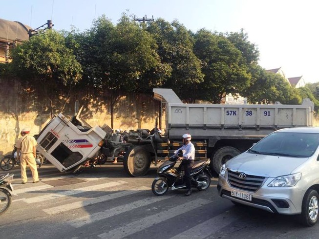 Xe ben 'gãy đầu' khi đang chạy, ùn tắc nghiêm trọng ở trung tâm
