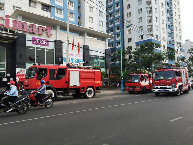 TP.HCM: Hoảng loạn tháo chạy vì chung cư 20 tầng bị cháy