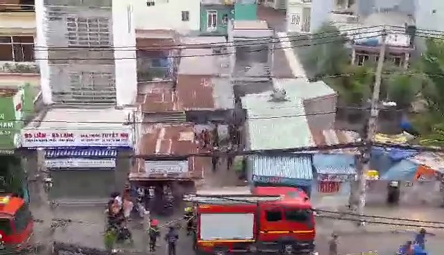 Tai nạn hi hữu, xe máy đổ vào bếp ga mini phát hỏa