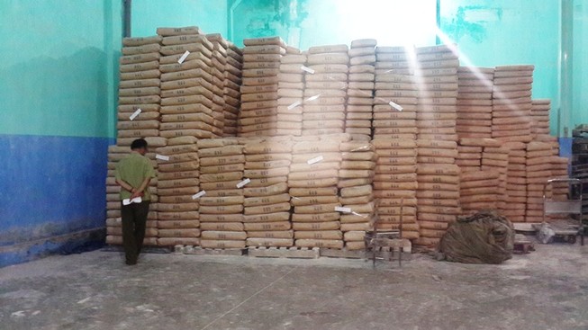 Hàng trăm tấn bột mì hết đát bị phát hiện tại Tân Bình
