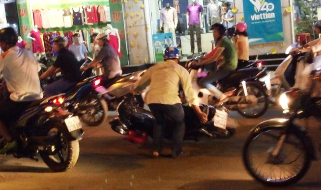 Cát chống ngã xe gây ngã xe trên đường Cộng Hòa