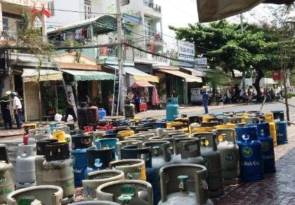 Thanh niên nghi ngáo đá lao vào cửa hàng gas, châm lửa tự sát