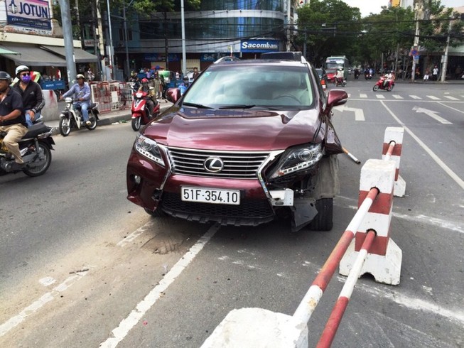 Phong tỏa cầu Calmette vì Lexus bạc tỉ tông dải phân cách