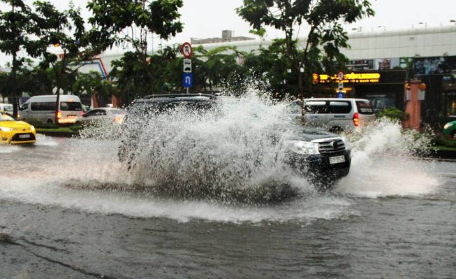 Cửa ngõ sân bay Tân Sơn Nhất ngập nước sau cơn mưa lớn