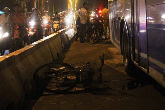 Nam thanh niên bị xe buýt cán trong làn đường ô tô