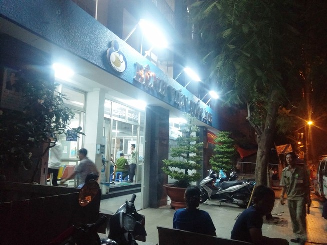 Nhóm hơn 10 thanh niên cầm hung khí lao vào bệnh viện chém người