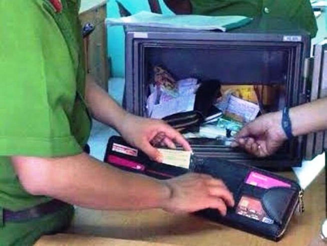 Chở két sắt ăn trộm tẩu thoát, bị cảnh sát hình sự bắt