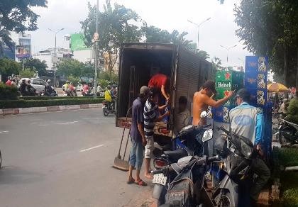 Xe tải lật nhào, hàng chục thùng bia rơi xuống đường Điện Biên Phủ