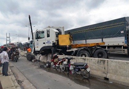Xe container lao vào dải phân cách trên cầu Phú Mỹ