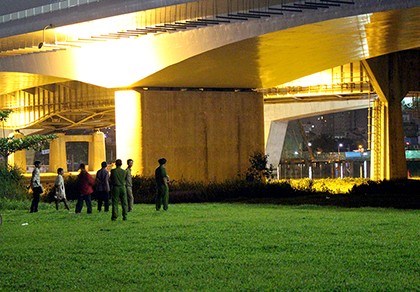 Người đàn ông nhảy cầu Sài Gòn rơi xuống đất tử vong