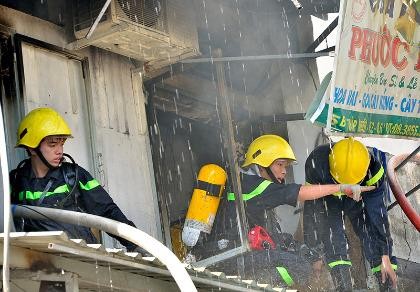 Cháy sạp hàng bán hoa, trái cây ở quận 6