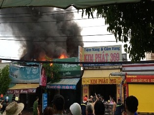 Nhà cháy trong cơn mưa lớn nhưng việc dập lửa bất thành