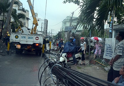 Nhiều hộ dân TP.HCM bị cúp điện do đào móng nhà