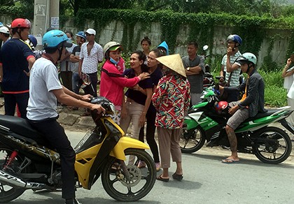 Vợ khóc ngất bên thi thể chồng gặp nạn khi đi khám bệnh