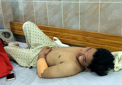 Người mẹ 52 tuổi kêu cứu khi con trai bị chém gục trong quán