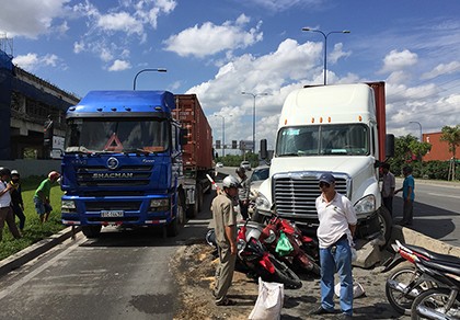 Xe container húc văng ô tô và 4 xe máy trên xa lộ