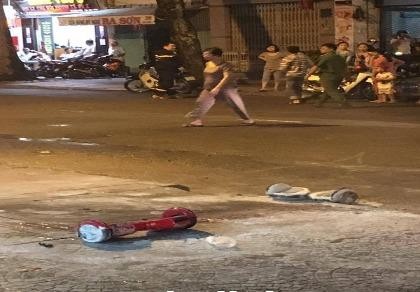 Xe điện cân bằng cháy nổ ở trung tâm thành phố