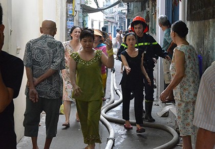 Hỏa hoạn từ căn nhà khóa kín, cả khu phố náo loạn