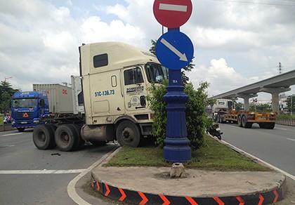 Xe container tông cột đèn, xa lộ Hà Nội ùn ứ