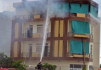 Người đàn ông nghi trộm trèo rào chạy khỏi căn nhà đang cháy