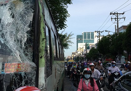 Xe bồn chở xăng đâm xe buýt, hàng chục hành khách hoảng loạn