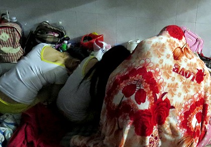 Tiếp viên massage kích dục cho khách trong phòng VIP