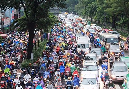 Cửa ngõ sân bay kẹt cứng trong cơn mưa