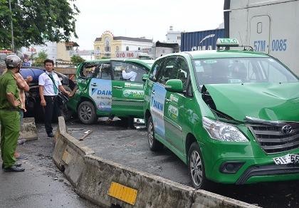 Kinh hoàng xe container lao vào dòng xe đang chờ đèn đỏ