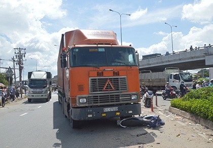 Bị xe container kéo lê, người đàn ông chết thảm ở ngã tư An Sương