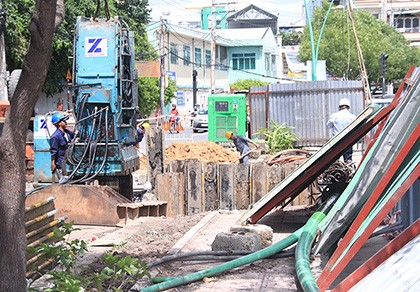 Khẩn trương khắc phục hố tử thần ven kênh Nhiêu Lộc - Thị Nghè