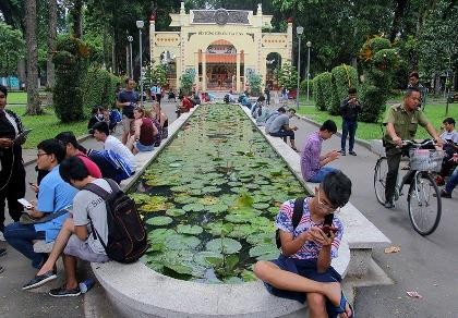 Mải chơi Pokemon Go,bị giật phăng iPhone 6 Plus ngay Công viên Tao Đàn