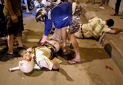 2 CSGT bị cướp đạp ngã trên cầu
