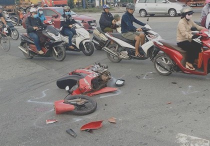 Xe máy tông 'xế hộp', nam thanh niên nguy kịch