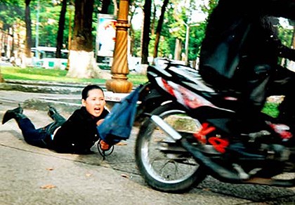 Vừa xuống xe khách đã bị giật túi xách