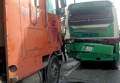 Xe buýt bị xe container tông, hàng chục người la hét, hoảng loạn