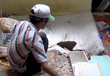 Hoảng hồn tháo chạy vì mảng bê tông từ 'trên trời rơi xuống'