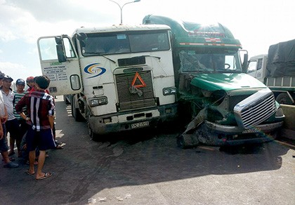 2 container va chạm trên cầu Phú Mỹ, hàng trăm phương tiện ùn ứ