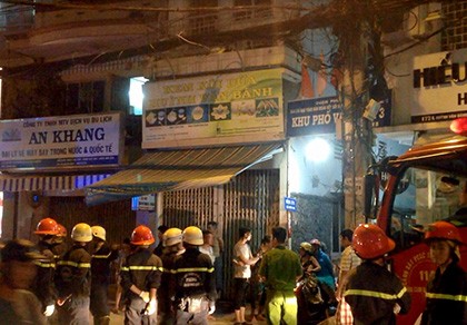 Nhà vắng chủ, nằm sâu trong hẻm bùng cháy dữ dội