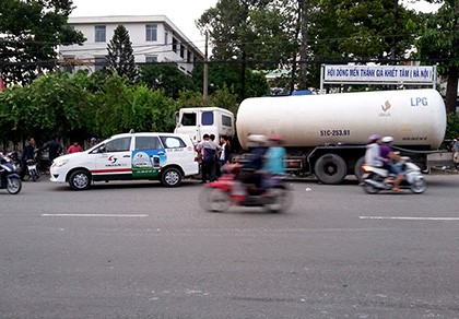 Hàng chục người chờ xe buýt tháo chạy vì xe bồn chở xăng húc taxi