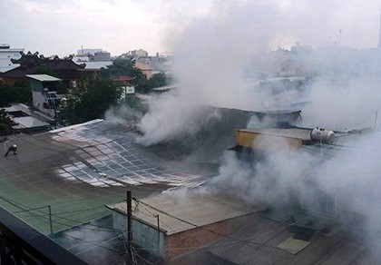 Xưởng vàng mã, sáp nến phát hỏa, 10 nhà dân bị ảnh hưởng